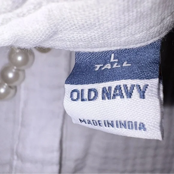 Old Navy White Button-Down Boyfriend Relaxed Long-Sleeve Shirt - Picture 3 of 6